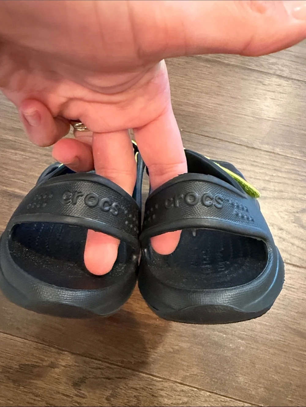Crocs Swiftwater River Sandal Boys Size J1 Black/Volt Green - C56-004